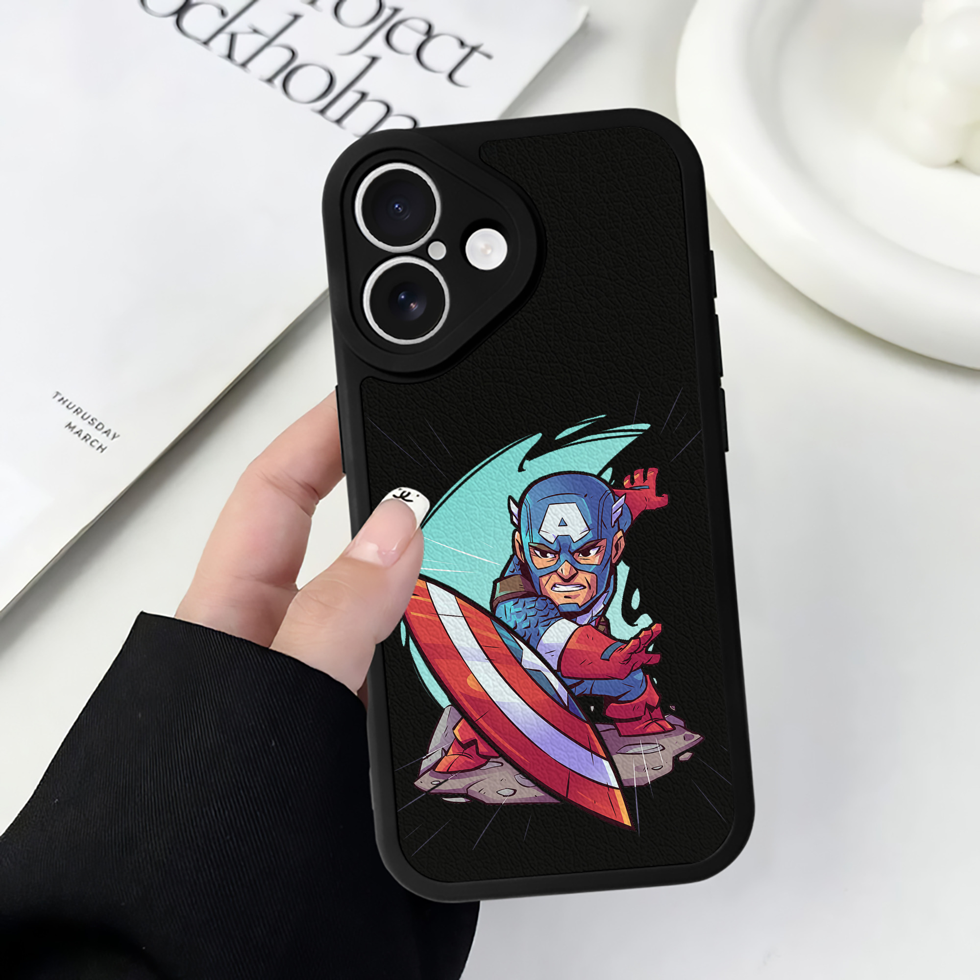 （画像用） アベンジャーズ The Avengers 【iPhone 16シリーズ対応】シリコンスマホケース（レザー調） 材質：シリコン